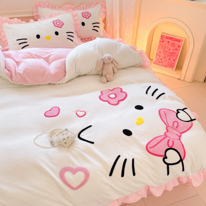 91家纺网 家纺一手货源 找家纺 泉欣家纺 2025新款牛奶绒公主风毛巾绣花床单款床笠款四件套三件套奶糖猫咪（专版） 奶糖猫咪-粉白