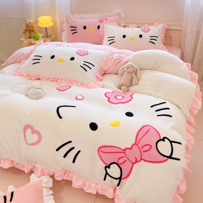 91家纺网 家纺一手货源 找家纺 泉欣家纺 2025新款牛奶绒公主风毛巾绣花床单款床笠款四件套三件套奶糖猫咪（专版） 奶糖猫咪-粉白