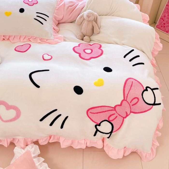 91家纺网 家纺一手货源 找家纺 泉欣家纺 2025新款牛奶绒公主风毛巾绣花床单款床笠款四件套三件套奶糖猫咪（专版） 奶糖猫咪-粉白