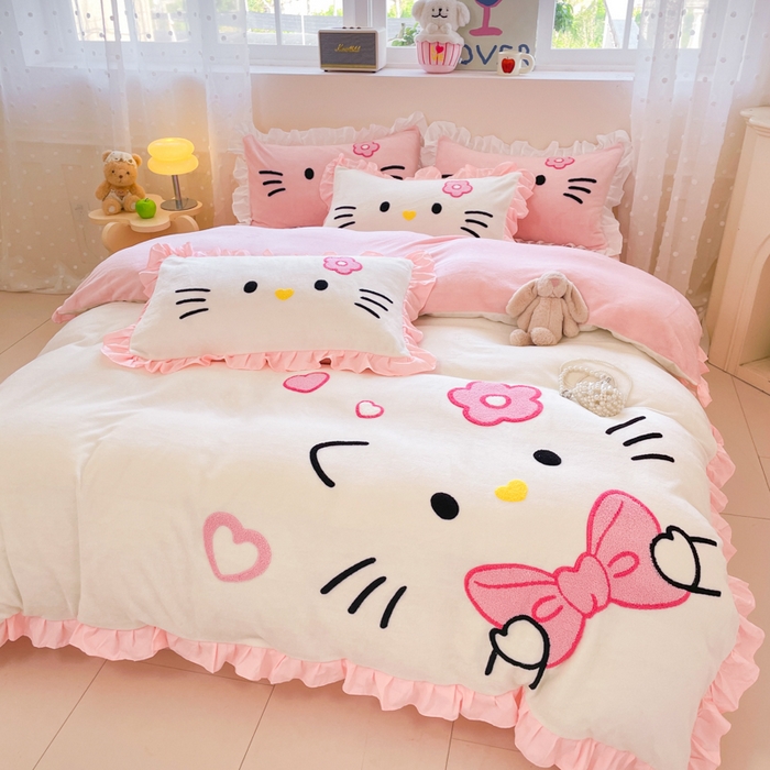 91家纺网 家纺一手货源 找家纺 泉欣家纺 2025新款牛奶绒公主风毛巾绣花床单款床笠款四件套三件套奶糖猫咪（专版） 奶糖猫咪-粉白