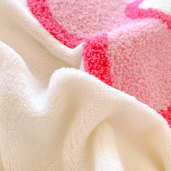 91家纺网 家纺一手货源 找家纺 泉欣家纺 2025新款牛奶绒公主风毛巾绣花床单款床笠款四件套三件套奶糖猫咪（专版） 奶糖猫咪-粉白