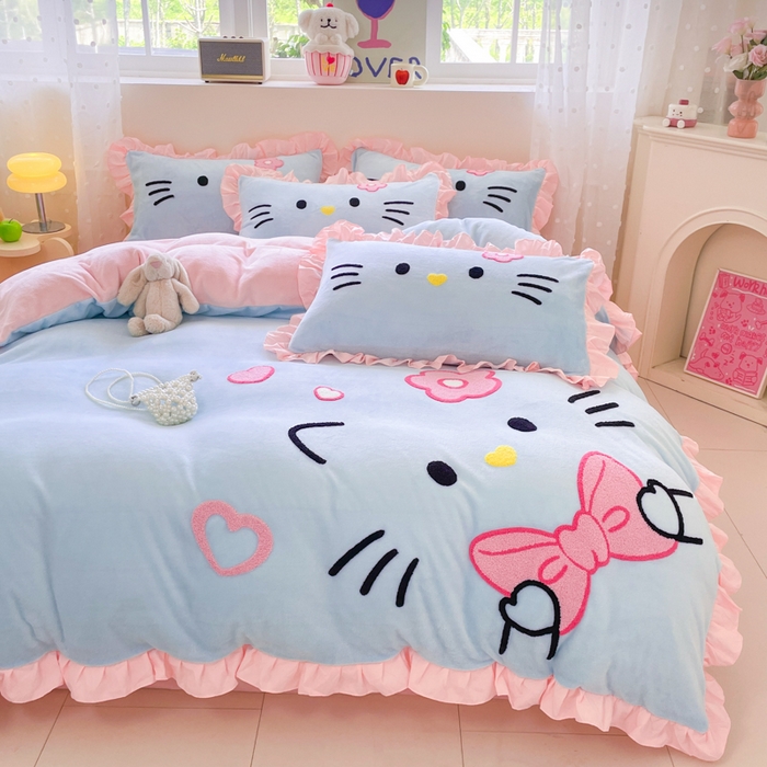 91家纺网 家纺一手货源 找家纺 泉欣家纺 2025新款牛奶绒公主风毛巾绣花床单款床笠款四件套三件套奶糖猫咪（专版） 奶糖猫咪-蓝粉