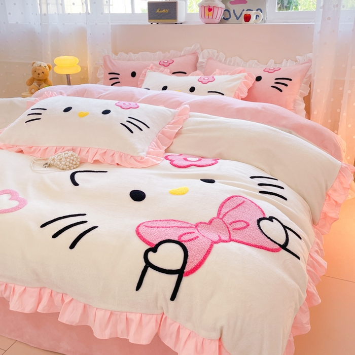 91家纺网 家纺一手货源 找家纺 泉欣家纺 2025新款牛奶绒公主风毛巾绣花床单款床笠款四件套三件套奶糖猫咪（专版） 奶糖猫咪-粉白