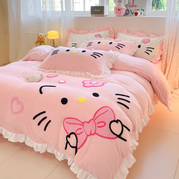 91家纺网 家纺一手货源 找家纺 泉欣家纺 2025新款牛奶绒公主风毛巾绣花床单款床笠款四件套三件套奶糖猫咪（专版） 奶糖猫咪-粉
