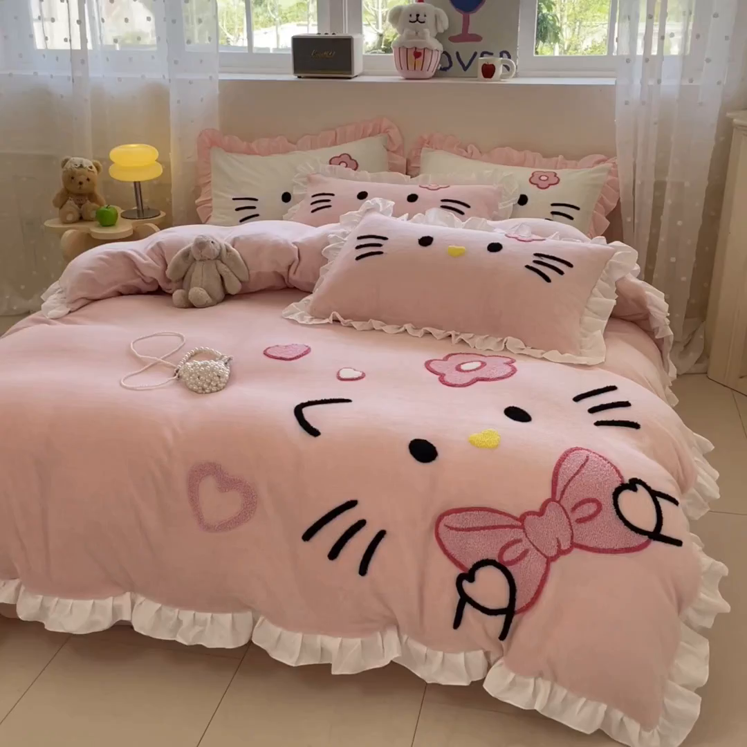 91家纺网 家纺一手货源 找家纺 泉欣家纺 2025新款牛奶绒公主风毛巾绣花床单款床笠款四件套三件套奶糖猫咪（专版） 奶糖猫咪-粉