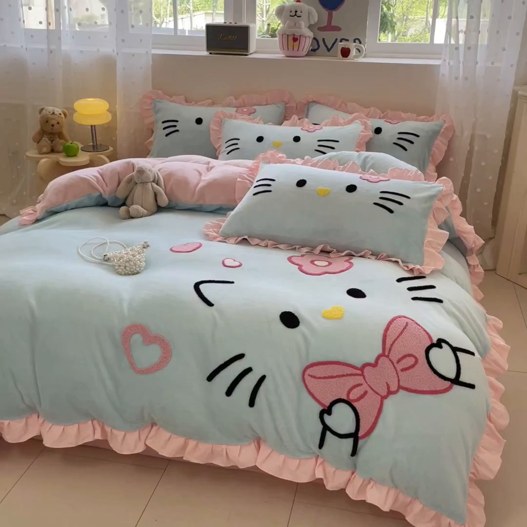 91家纺网 家纺一手货源 找家纺 泉欣家纺 2025新款牛奶绒公主风毛巾绣花床单款床笠款四件套三件套奶糖猫咪（专版） 奶糖猫咪-蓝粉