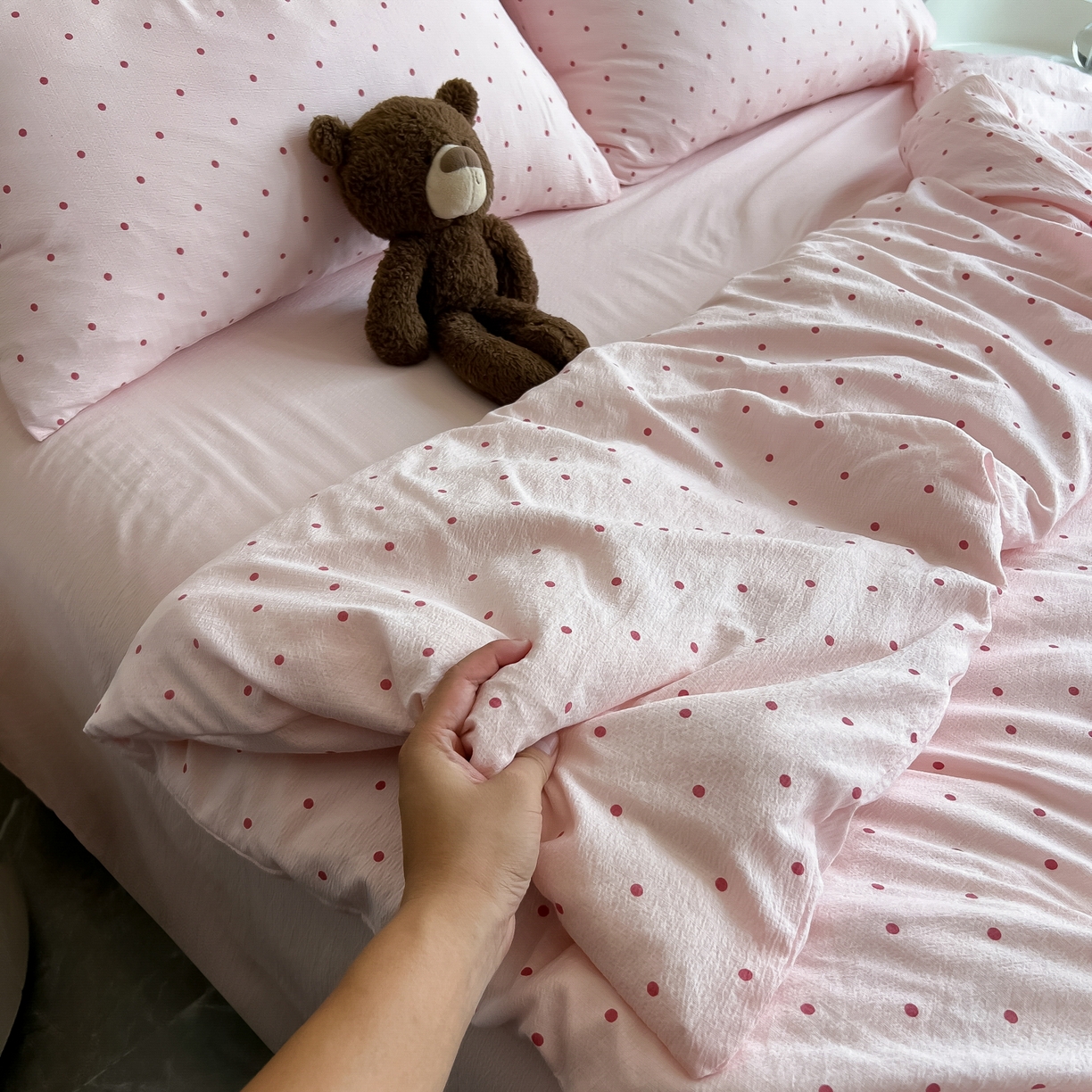 91家纺网 家纺一手货源 找家纺 韩巢家纺 2025新款双层纱床上用品四件套热销款超柔学生宿舍床单被套三件套 红深粉波点