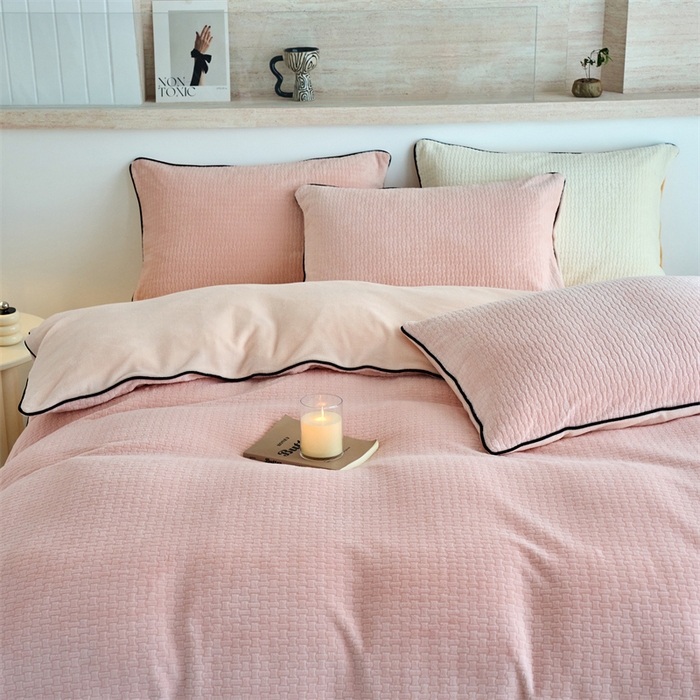 91家纺网 家纺一手货源 找家纺 兰紫橙家纺 2025新款牛奶绒嵌边提花剪花四件套（含买家秀） 心链-少女粉