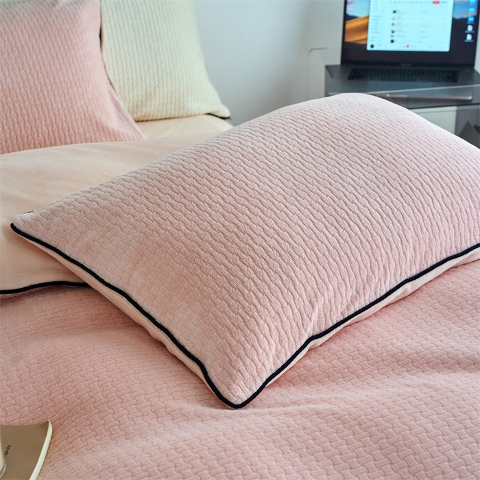 91家纺网 家纺一手货源 找家纺 兰紫橙家纺 2025新款牛奶绒嵌边提花剪花四件套（含买家秀） 心链-少女粉