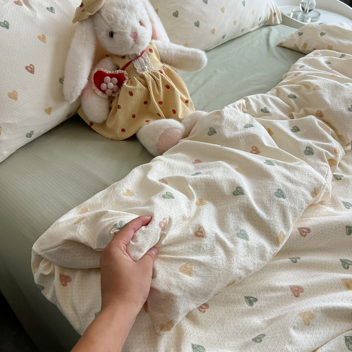 91家纺网 家纺一手货源 找家纺 韩巢家纺 2025新款双层纱床上用品四件套热销款超柔学生宿舍床单被套三件套 浪漫世界