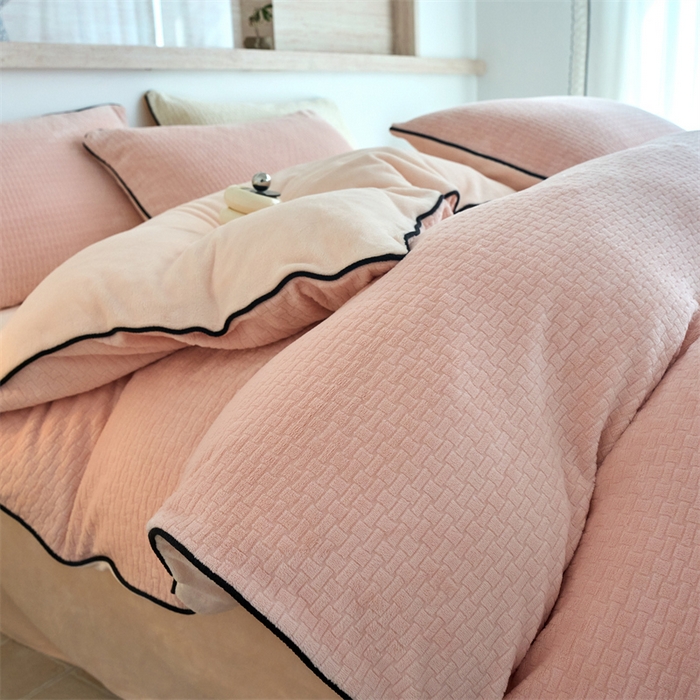 91家纺网 家纺一手货源 找家纺 兰紫橙家纺 2025新款牛奶绒嵌边提花剪花四件套（含买家秀） 心链-少女粉