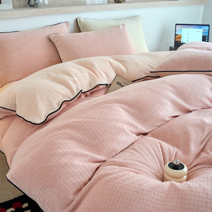 91家纺网 家纺一手货源 找家纺 兰紫橙家纺 2025新款牛奶绒嵌边提花剪花四件套（含买家秀） 心链-少女粉