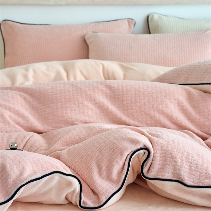 91家纺网 家纺一手货源 找家纺 兰紫橙家纺 2025新款牛奶绒嵌边提花剪花四件套（含买家秀） 心链-少女粉