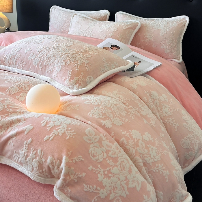 91家纺网 家纺一手货源 找家纺 诺梵 2025新款8斤立体雕花牛奶绒四件套_控价标准高于139，加大高于149 蒂娜-粉
