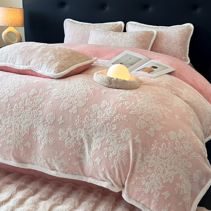 91家纺网 家纺一手货源 找家纺 诺梵 2025新款8斤立体雕花牛奶绒四件套_控价标准高于139，加大高于149 蒂娜-粉
