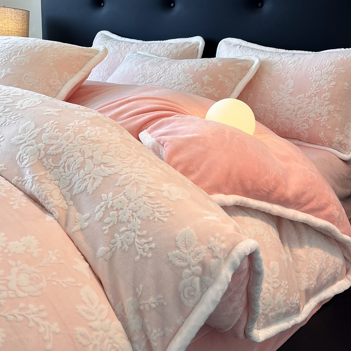 91家纺网 家纺一手货源 找家纺 诺梵 2025新款8斤立体雕花牛奶绒四件套_控价标准高于139，加大高于149 蒂娜-粉