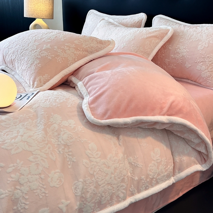 91家纺网 家纺一手货源 找家纺 诺梵 2025新款8斤立体雕花牛奶绒四件套_控价标准高于139，加大高于149 蒂娜-粉
