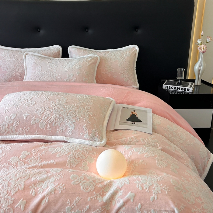 91家纺网 家纺一手货源 找家纺 诺梵 2025新款8斤立体雕花牛奶绒四件套_控价标准高于139，加大高于149 蒂娜-粉