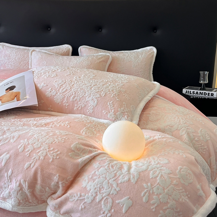 91家纺网 家纺一手货源 找家纺 诺梵 2025新款8斤立体雕花牛奶绒四件套_控价标准高于139，加大高于149 蒂娜-粉