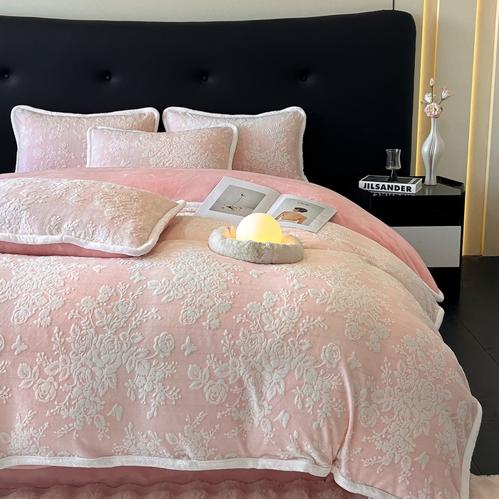 91家纺网 家纺一手货源 找家纺 诺梵 2025新款8斤立体雕花牛奶绒四件套_控价标准高于139，加大高于149 蒂娜-粉