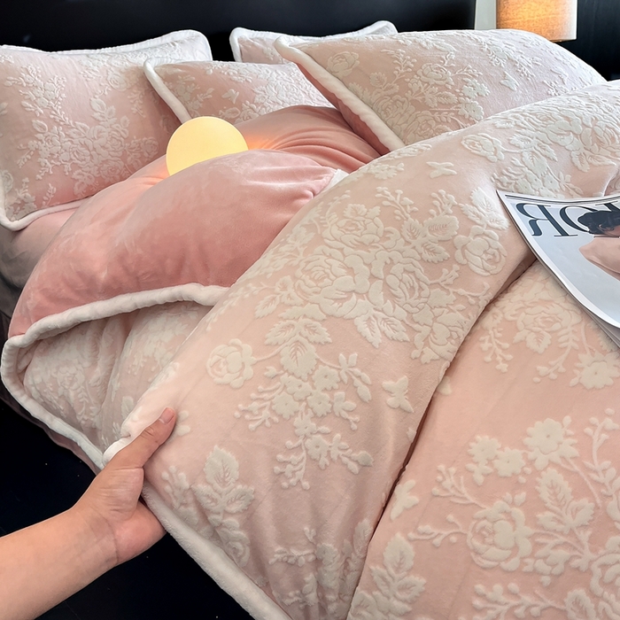 91家纺网 家纺一手货源 找家纺 诺梵 2025新款8斤立体雕花牛奶绒四件套_控价标准高于139，加大高于149 蒂娜-粉