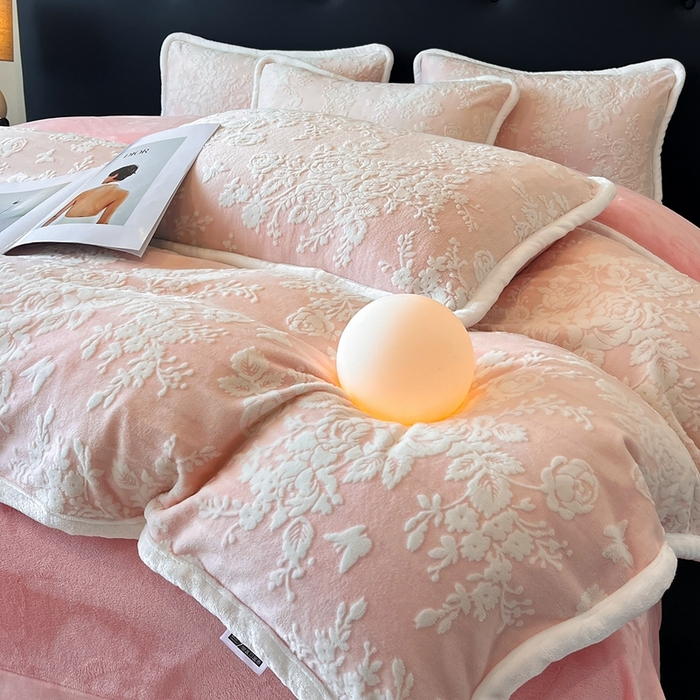 91家纺网 家纺一手货源 找家纺 诺梵 2025新款8斤立体雕花牛奶绒四件套_控价标准高于139，加大高于149 蒂娜-粉
