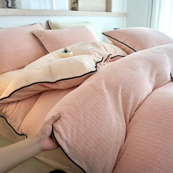 91家纺网 家纺一手货源 找家纺 兰紫橙家纺 2025新款牛奶绒嵌边提花剪花四件套（含买家秀） 心链-少女粉