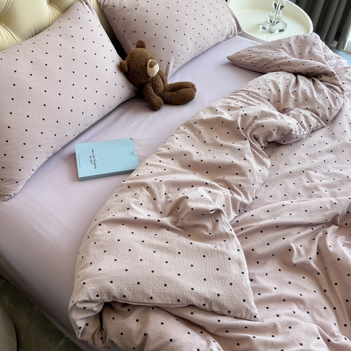 91家纺网 家纺一手货源 找家纺 韩巢家纺 2025新款双层纱床上用品四件套热销款超柔学生宿舍床单被套三件套 黑丁香紫波点