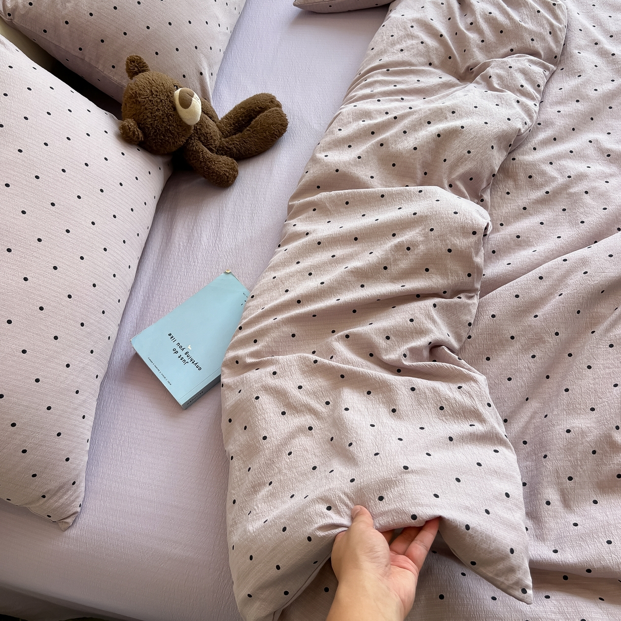 91家纺网 家纺一手货源 找家纺 韩巢家纺 2025新款双层纱床上用品四件套热销款超柔学生宿舍床单被套三件套 黑丁香紫波点