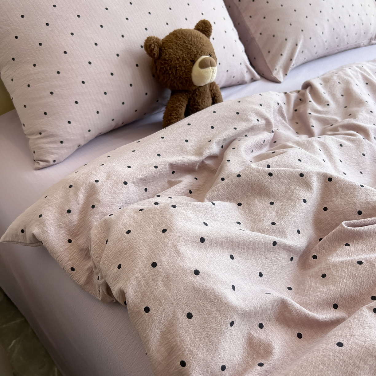 91家纺网 家纺一手货源 找家纺 韩巢家纺 2025新款双层纱床上用品四件套热销款超柔学生宿舍床单被套三件套 黑丁香紫波点