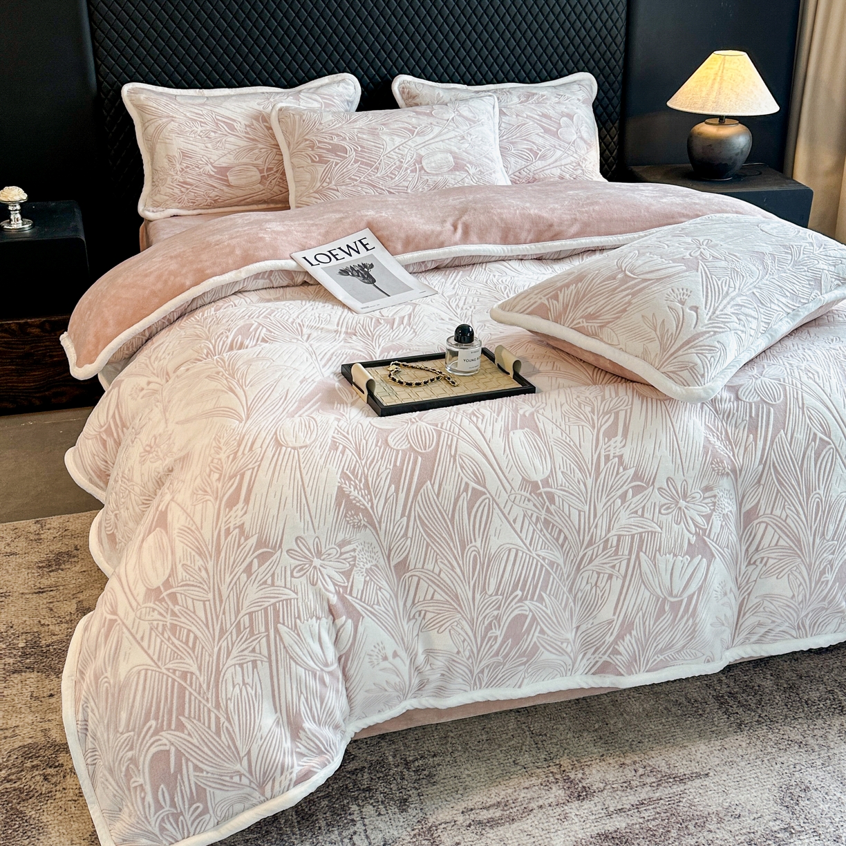 91家纺网 家纺一手货源 找家纺 诺梵 2025新款8斤立体雕花牛奶绒四件套_控价标准高于139，加大高于149 含香待放-粉