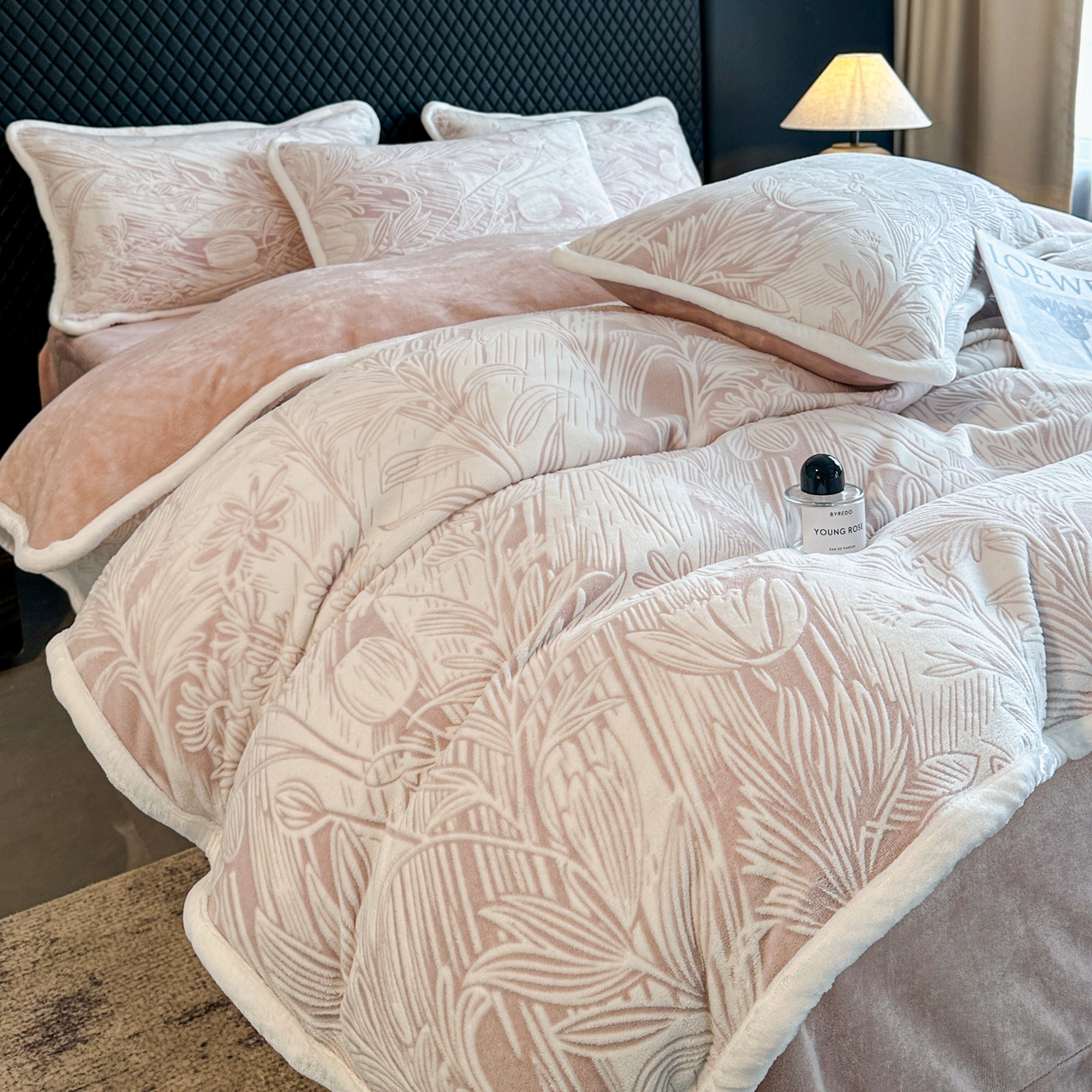 91家纺网 家纺一手货源 找家纺 诺梵 2025新款8斤立体雕花牛奶绒四件套_控价标准高于139，加大高于149 含香待放-粉