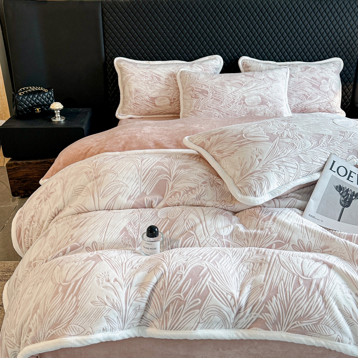 91家纺网 家纺一手货源 找家纺 诺梵 2025新款8斤立体雕花牛奶绒四件套_控价标准高于139，加大高于149 含香待放-粉