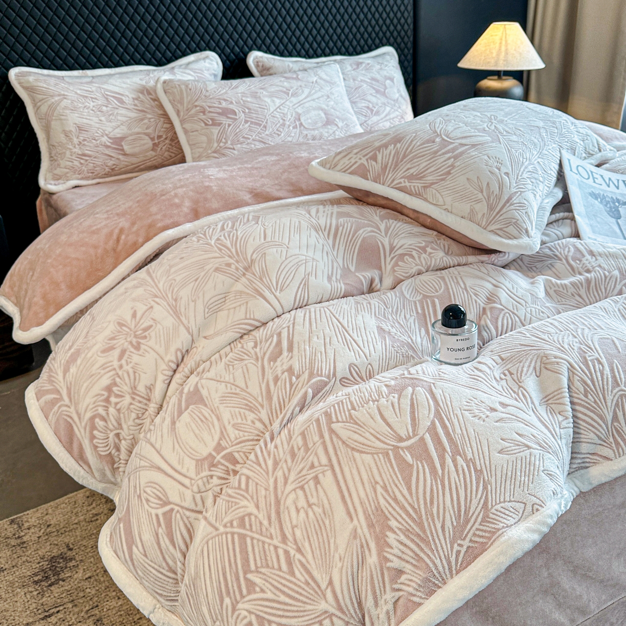 91家纺网 家纺一手货源 找家纺 诺梵 2025新款8斤立体雕花牛奶绒四件套_控价标准高于139，加大高于149 含香待放-粉