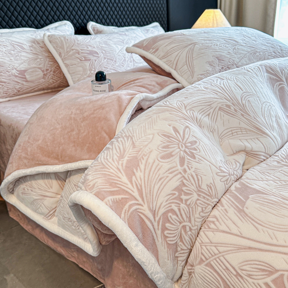 91家纺网 家纺一手货源 找家纺 诺梵 2025新款8斤立体雕花牛奶绒四件套_控价标准高于139，加大高于149 含香待放-粉