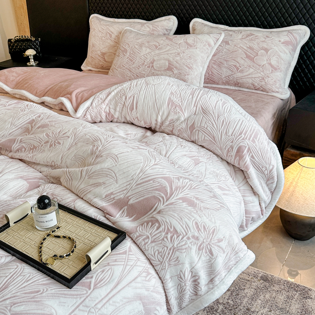 91家纺网 家纺一手货源 找家纺 诺梵 2025新款8斤立体雕花牛奶绒四件套_控价标准高于139，加大高于149 含香待放-粉