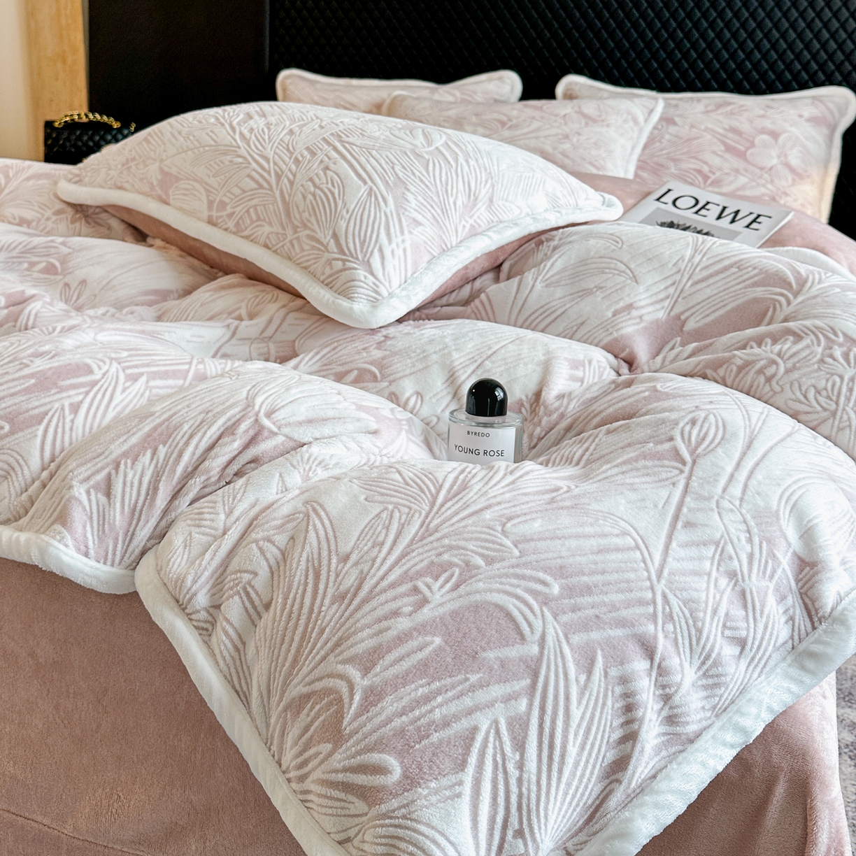 91家纺网 家纺一手货源 找家纺 诺梵 2025新款8斤立体雕花牛奶绒四件套_控价标准高于139，加大高于149 含香待放-粉