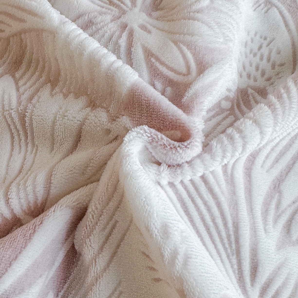 91家纺网 家纺一手货源 找家纺 诺梵 2025新款8斤立体雕花牛奶绒四件套_控价标准高于139，加大高于149 含香待放-粉