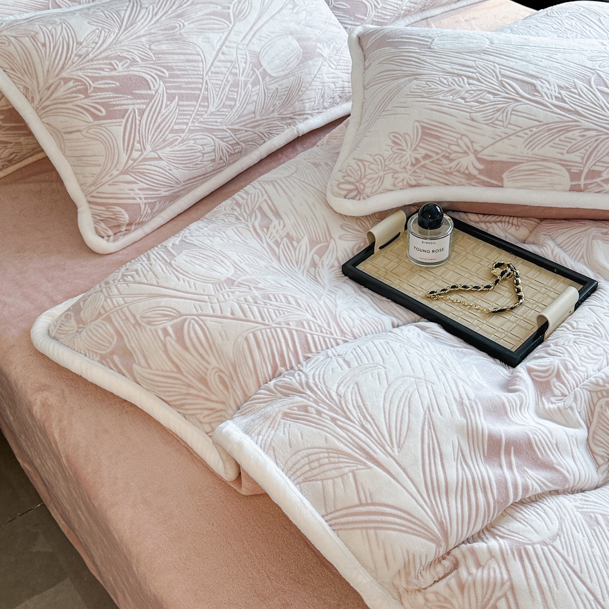 91家纺网 家纺一手货源 找家纺 诺梵 2025新款8斤立体雕花牛奶绒四件套_控价标准高于139，加大高于149 含香待放-粉