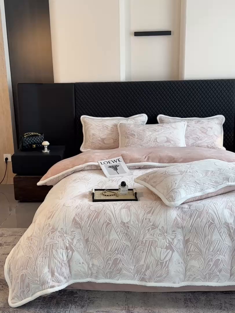 91家纺网 家纺一手货源 找家纺 诺梵 2025新款8斤立体雕花牛奶绒四件套_控价标准高于139，加大高于149 含香待放-粉