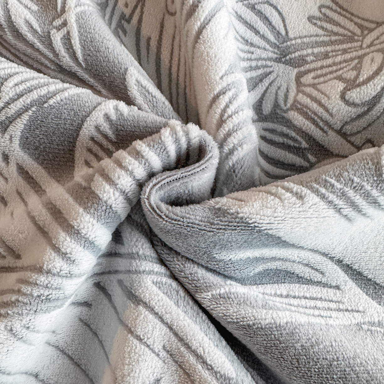 91家纺网 家纺一手货源 找家纺 诺梵 2025新款8斤立体雕花牛奶绒四件套_控价标准高于139，加大高于149 含香待放-灰