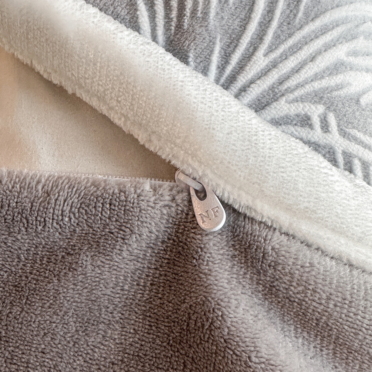 91家纺网 家纺一手货源 找家纺 诺梵 2025新款8斤立体雕花牛奶绒四件套_控价标准高于139，加大高于149 含香待放-灰