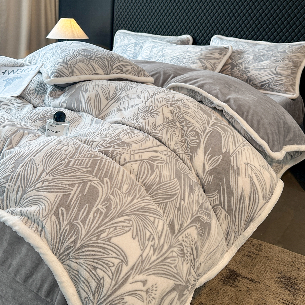 91家纺网 家纺一手货源 找家纺 诺梵 2025新款8斤立体雕花牛奶绒四件套_控价标准高于139，加大高于149 含香待放-灰