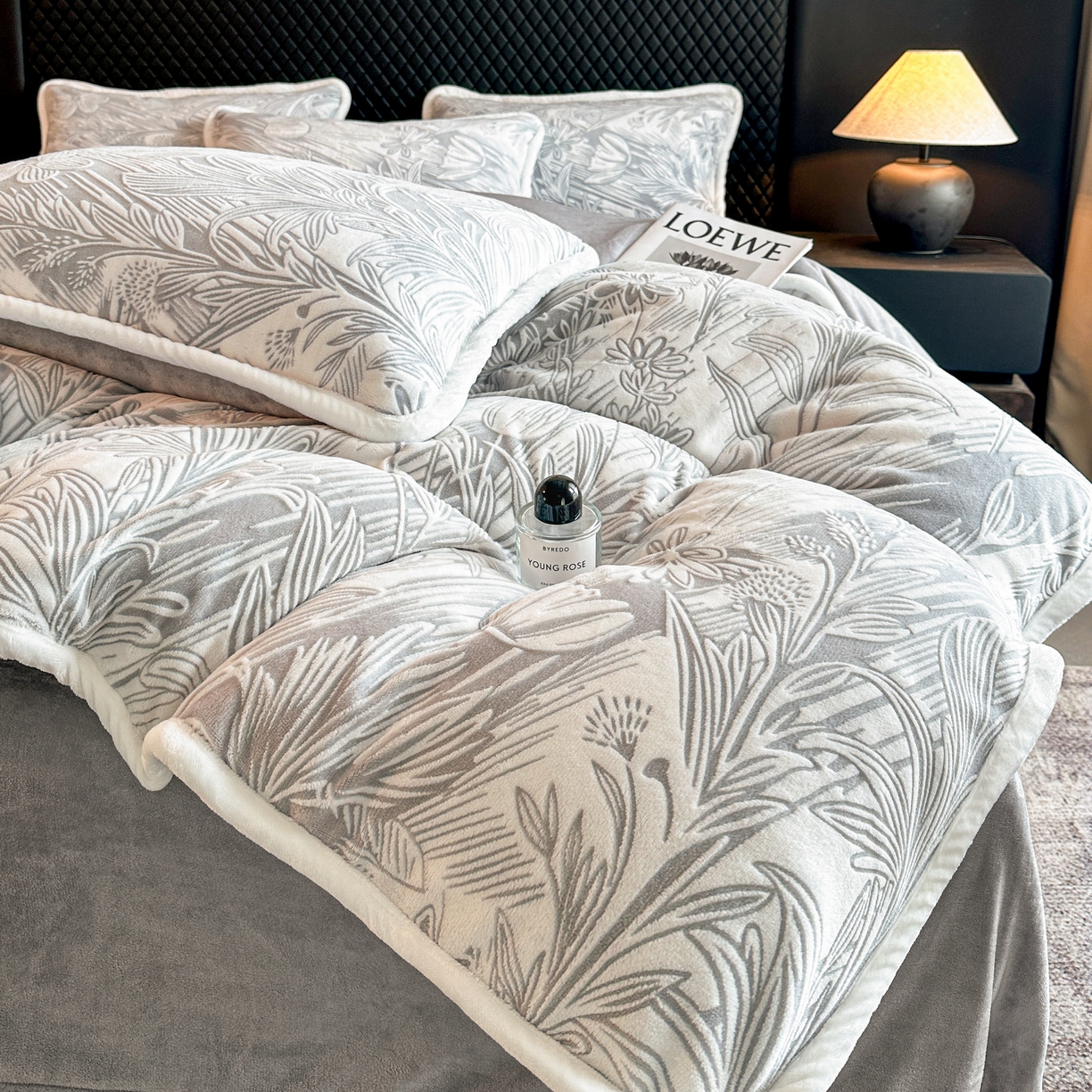 91家纺网 家纺一手货源 找家纺 诺梵 2025新款8斤立体雕花牛奶绒四件套_控价标准高于139，加大高于149 含香待放-灰