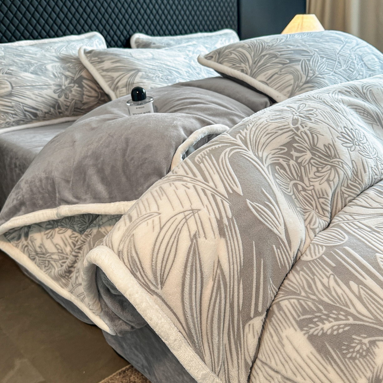 91家纺网 家纺一手货源 找家纺 诺梵 2025新款8斤立体雕花牛奶绒四件套_控价标准高于139，加大高于149 含香待放-灰