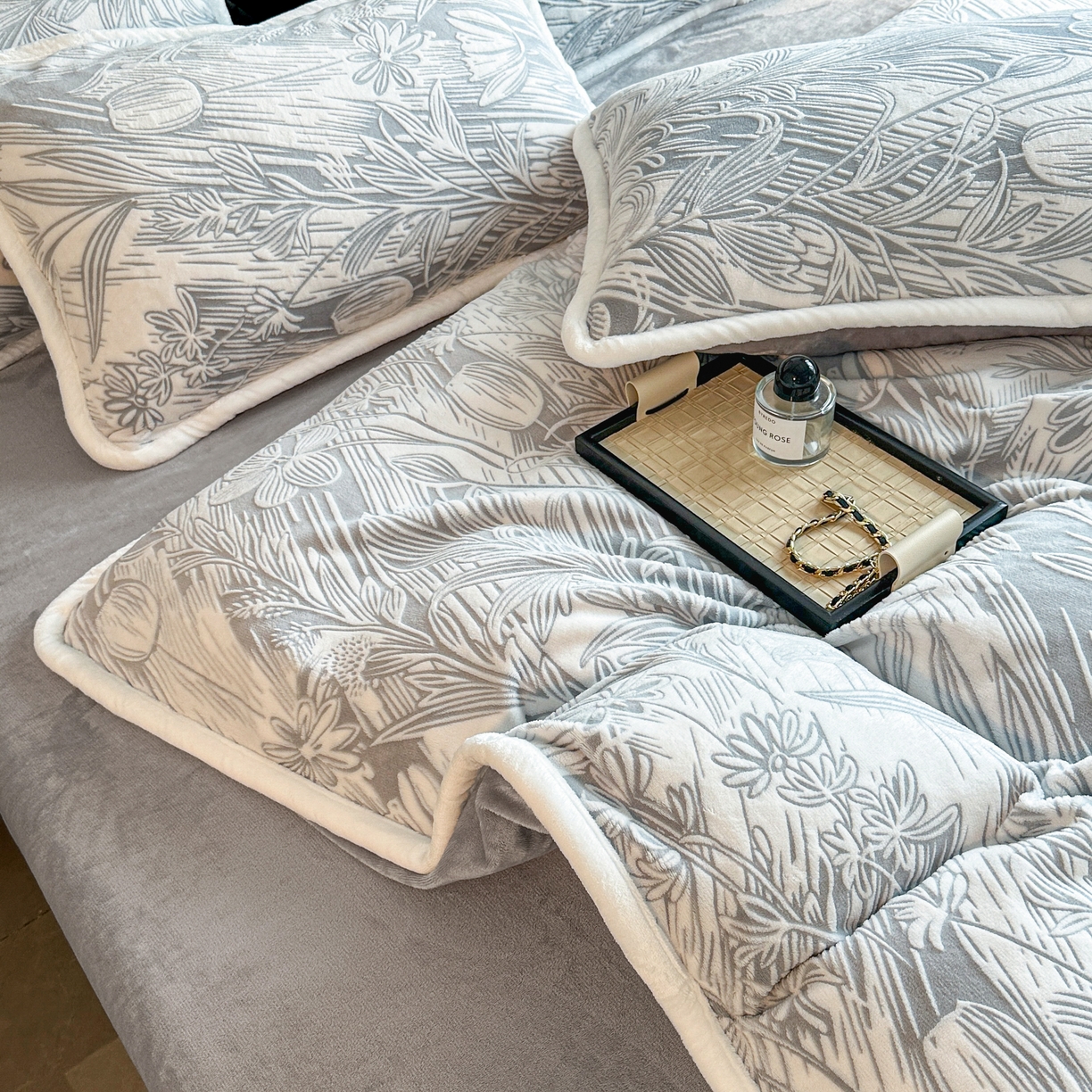 91家纺网 家纺一手货源 找家纺 诺梵 2025新款8斤立体雕花牛奶绒四件套_控价标准高于139，加大高于149 含香待放-灰