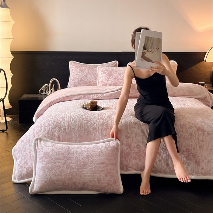 91家纺网 家纺一手货源 找家纺 诺梵 2025新款8斤立体雕花牛奶绒四件套_控价标准高于139，加大高于149 花朝梦-粉