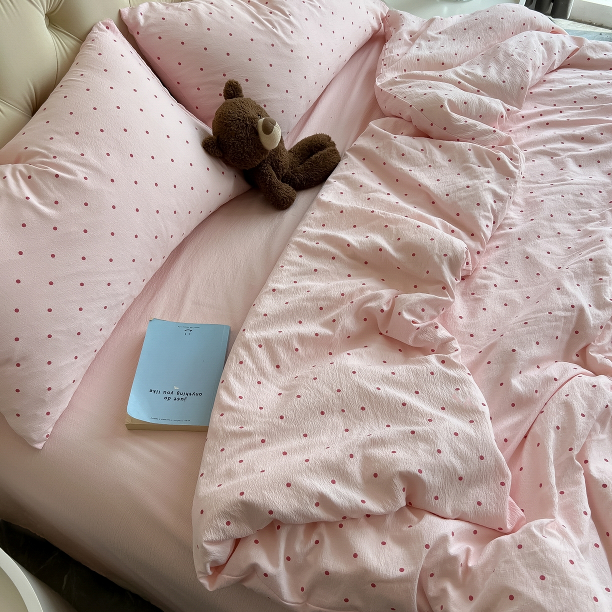 91家纺网 家纺一手货源 找家纺 韩巢家纺 2025新款双层纱床上用品四件套热销款超柔学生宿舍床单被套三件套 红深粉波点