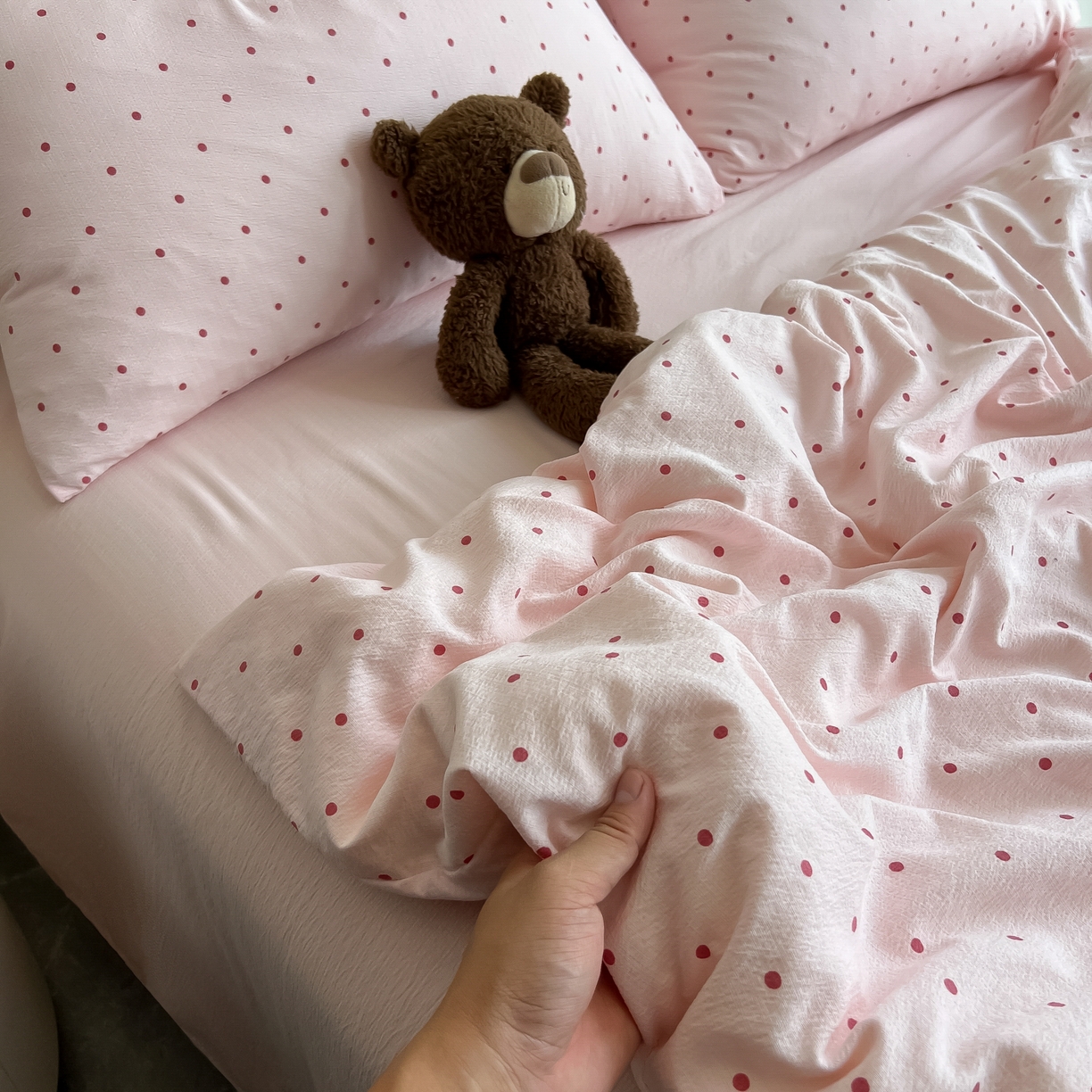 91家纺网 家纺一手货源 找家纺 韩巢家纺 2025新款双层纱床上用品四件套热销款超柔学生宿舍床单被套三件套 红深粉波点