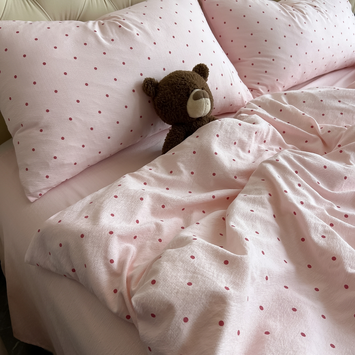 91家纺网 家纺一手货源 找家纺 韩巢家纺 2025新款双层纱床上用品四件套热销款超柔学生宿舍床单被套三件套 红深粉波点